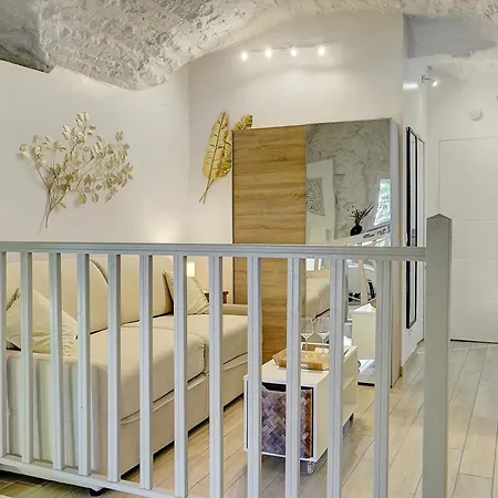 Sandra - Atypical And Charming - Suquet - Vca カンヌ